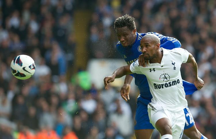 tempofyldt. Lokalopgøret mellem de to London-hold Chelsea og Tottenham blev en underholdende kamp, hvor Jermain Defoe (th) lignede en matchvinder, før Chelsea igen tog teten. 