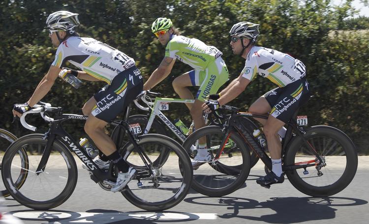 skilsmisse. Mark Cavendish (th) i den placering på baghjul af  Bernhard Eisel (tv), som briten ofte har indtaget. 