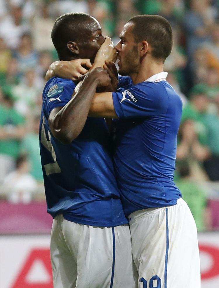 overfaldet. Leonardo Bonucci (th) lukker munden på Mario Balotelli, da angriberen vil fortælle træneren nogle sandheder. 