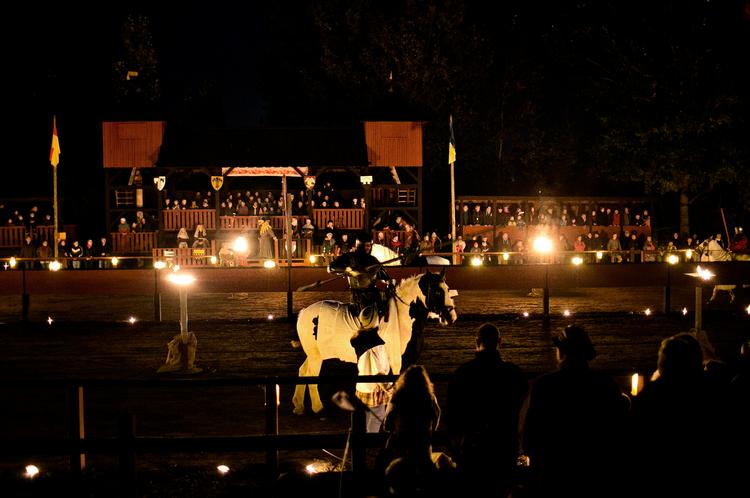 Turnering. Årets store begivenhed: ridderturneringen i mørke. 