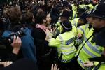 Demo. Arrangørerne bag dagens demo i London anslår, at op mod 100.000 mennesker deltog. Nogle stykker af dem kom i klammeri med politiet. 