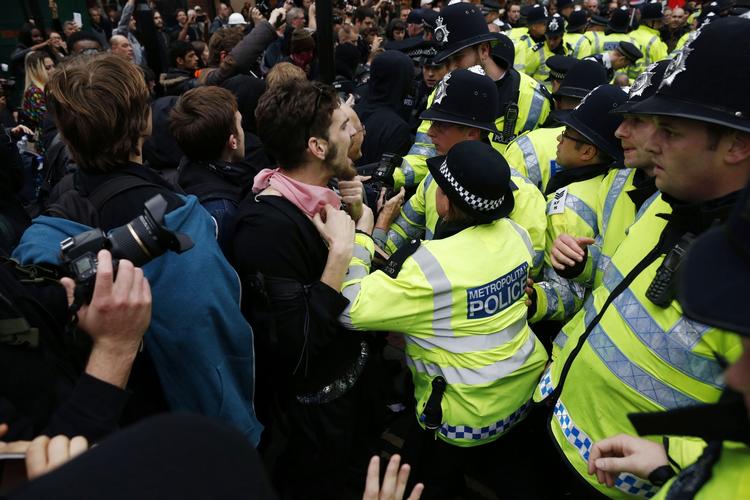 Demo. Arrangørerne bag dagens demo i London anslår, at op mod 100.000 mennesker deltog. Nogle stykker af dem kom i klammeri med politiet. 