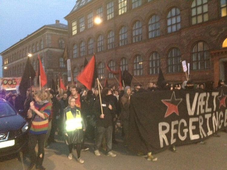 Roligt. Mens der stadig ingen ruder var baldret. Her går de cirka 100 mennesker på Øster Farimagsgade ved halv syv-tiden i dag. 