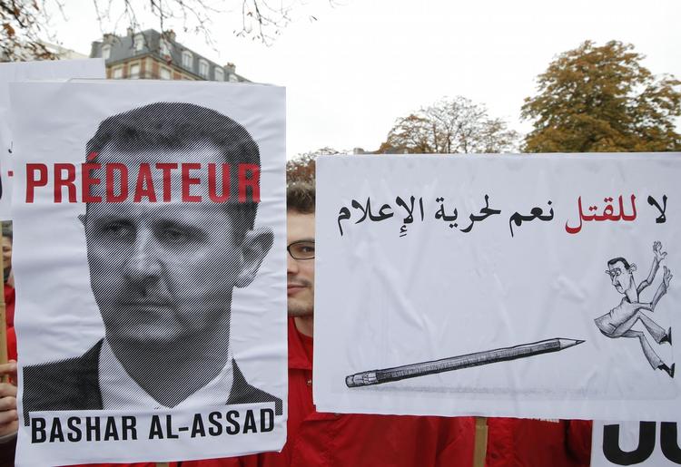 Modstand. Verden over er der jævnligt demonstrationer mod Bashar al-Assad. I går protesterede den franske organisation 'Journalister Uden Grænser' i Paris. 