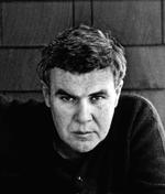 Forbillede. Raymond Carver skrev ofte om amerikansk middelklasseliv præget af  ægteskabelige problemer, alkoholisme, arbejdsløshed og eksistentiel usikkerhed. 