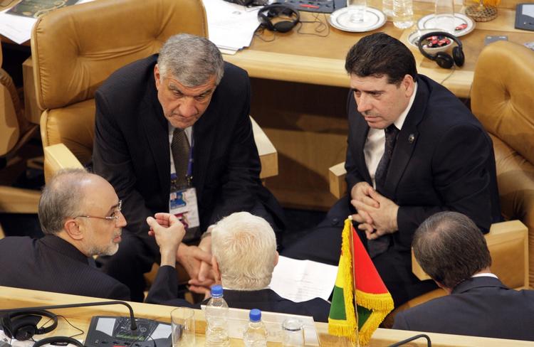 Benægter. Ali Akbar Salehi (nederst til venstre) afviser pure en historie om atomforhandlinger i the New York Times 