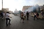 Kamp. Libanesere kaster med alskens gods mod sikkerhedsstyrker i Beirut. 