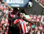 uafgjort. Newcastle Uniteds Demba Ba (th) var uheldig at score selvmål sidst i opgøret mod Sunderland. 