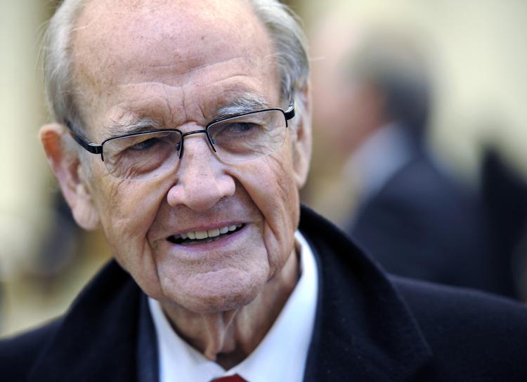90. Gode år. Lige til det sidste. Men præsident blev han aldrig. Til gengæld vil han gå over i historiebøgerne som en af dem, der har tabt et præsidentvalg mest overbevisende. 
