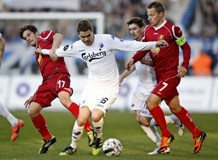 Centrale. FCK's Thomas Kristensen (i midten) og FCN-anfører Nikolai Stokholm kommer formentlig i flere dueller på midtbanen. 