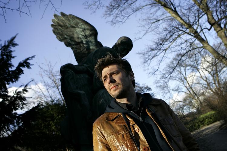 Satirisk. Ligesom i Kristian Bang Foss' gennembrudsroman 'Stormen i 99' fra 2008 er det både forbandet trøstesløst og forbandet morsomt. 