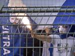 optøjer. Schalke-tilhængere har tændt ulovligt fyrværkeri under kampen mod Dortmund, hvor uro blandt tilhængere udviklede sig til voldsomme sammenstød.. 