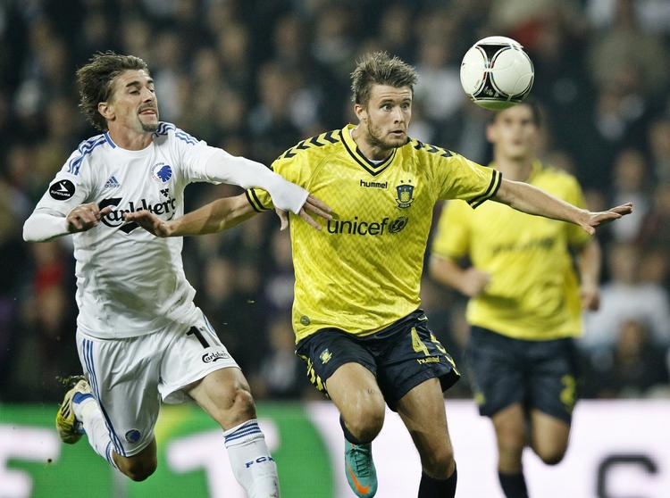 nyklassiker. Der er masser intensitet i kampen mellem FCK og Brøndby, der ligner alt andet end en kamp mellem nummer 1 og 12 i Superligaen. Her er det Cesar Santin og Dario Dumic, der kæmper om bolden. 