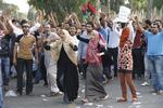 Protest. Flere hundrede trængte ind til det libyske parlament og krævede, at landets regering finder en fredelig løsning på de kampe, der i går kostede 26 mennesker livet i byen Bani Walid. 