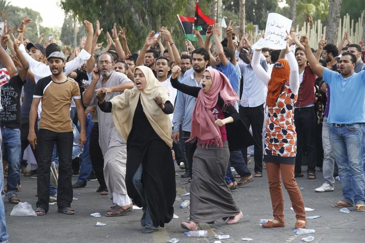 Protest. Flere hundrede trængte ind til det libyske parlament og krævede, at landets regering finder en fredelig løsning på de kampe, der i går kostede 26 mennesker livet i byen Bani Walid. 