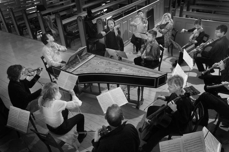 Barokt. Her ses Concerto Copenhagen øve sig sammen med dirigent og cemballist Lars Ulrik Mortensen 