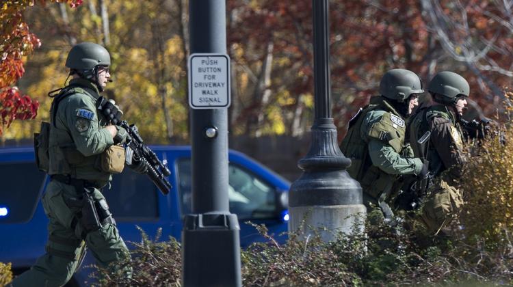 Skudepisode. En mand har såret syv personer på et kursted i byen Brookfield i Wisconsin. 