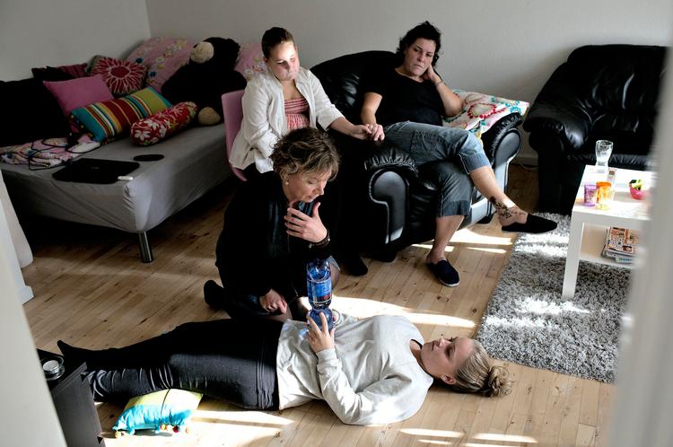 Hjælp. Bruddet mellem Lonnie Almind og hendes mand for to år siden påvirkede døtrene Ida og Mie (liggende) voldsomt. Det seneste halve års tid har en familieterapeut derfor været tilknyttet familien.