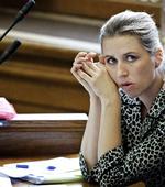 akutindsats. Det er Beskæftigelsesminister Mette Frederiksen, der står bag den akutpakke, hvis forventninger Magistrenes A-kasse nu skyder ned. 