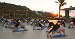 Godmorgen. Dagen starter med yoga-øvelsen solhilsen, mens solen står op bag bjergkammen ved Playitas by. 