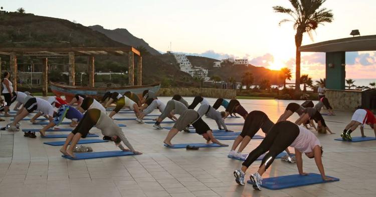Godmorgen. Dagen starter med yoga-øvelsen solhilsen, mens solen står op bag bjergkammen ved Playitas by. 