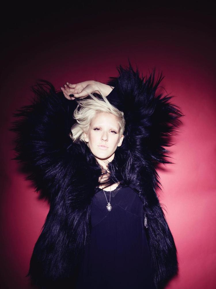 Modsætninger. 'Halcyon' er et kunstnerisk skizofrent album, hvor Ellie Goulding rækker ud efter både Andrew Lloyd Webber og Electronic Dance Music-bølgen. Men det lykkes. 