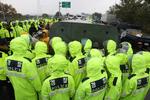 bolværk. Talstærkt sydkoreansk politi forhindrer aktivisterne i at nærme sig grænsen mod Nordkorea. 