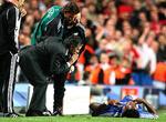 Pssssst.  José Mourinho hvisker instrukser til Didier Drogba i den første Champions League-semifinale mellem Chelsea og Liverpool på Stamford Bridge 25. april 2007. 