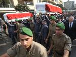BEGRAVELSE. Kisterne med den bilbombedræbte efterretningschef og hans livvagt føres gennem Beirut efter attentatet fredag. 