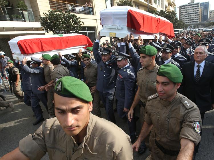 BEGRAVELSE. Kisterne med den bilbombedræbte efterretningschef og hans livvagt føres gennem Beirut efter attentatet fredag. 