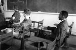undertrykte. Elliott Perlman repeterer både europæiske jøders mareridt og 150 års sort undertrykkelse i USA, og romanens grundidé er den jødisk-sorte fællesskæbne. 