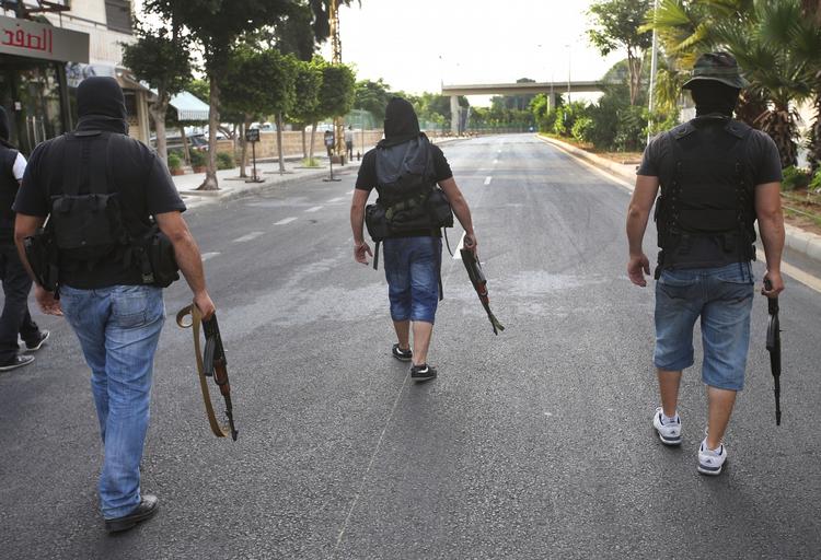 SPÆNDING. Sunnimuslimske militsmedlemmer patruljerer på gade, der fører ind til shiamuslimsk bydel i Beirut. 
