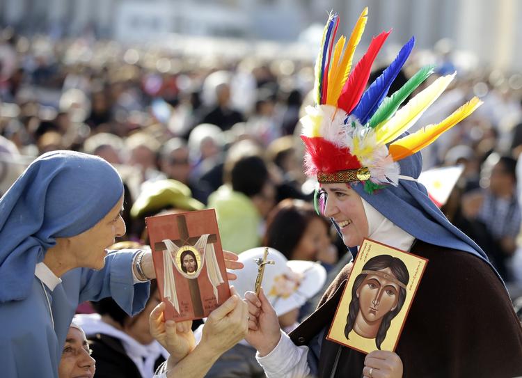 JUBEL. De indfødte amerikanere var i går jublende lykkelige over, at Kateri Tekakwitha blev ophøjet til helgen som den første indianer nogensinde. 