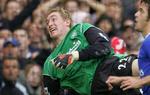 Chris Kirkland i aktion for Liverpool i 2004 mod Joe Cole og Chelsea. - Arkivfoto: AP. 