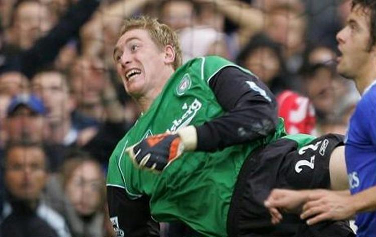 Chris Kirkland i aktion for Liverpool i 2004 mod Joe Cole og Chelsea. - Arkivfoto: AP. 