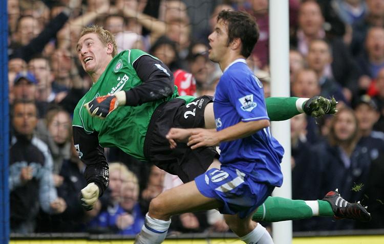 angrebet. Chris Kirkland (tv) har tidligere optrådt for Liverpool og Wigan i den bedste engelske række. 
