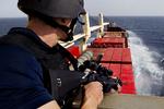 Vagt. En engelsk bevæbnet marinesoldat vogter over det danske fragtskib Clipper Nassau i foråret 2012 ud for Somalias kyst. Den slags har tilsyneladende hjulpet på det somaliske piratproblem. 