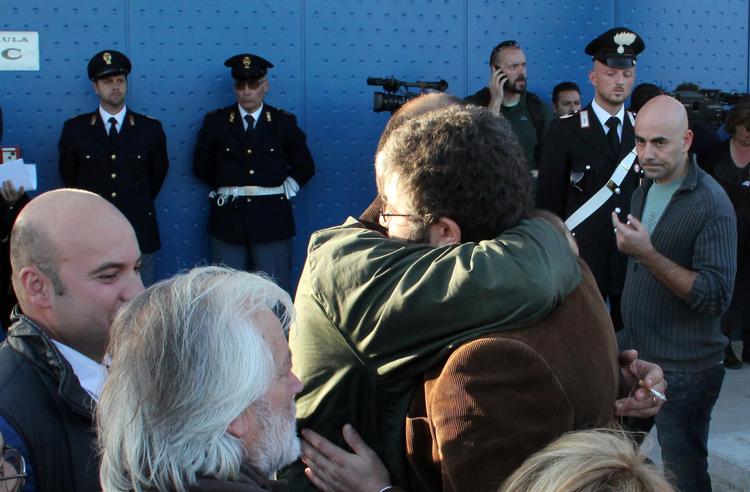 Sejr? Pårørende til afdøde fra jordskælvet i 2009 omfavner hinanden efter dagens dom. Men resultatet kan meget vel blive, at ingen i fremtiden har lyst til at forsøge at advare befolkningen mod lignende farer. 