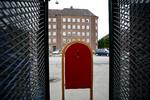 Dansk. Der vil stadig stå 7.114 af de røde postkasser rundt om i landet, så det burde stadig være muligt at finde et sted at poste sit brev, siger Post Danmark. 