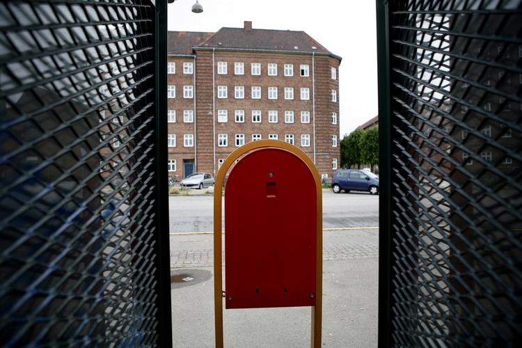 Dansk. Der vil stadig stå 7.114 af de røde postkasser rundt om i landet, så det burde stadig være muligt at finde et sted at poste sit brev, siger Post Danmark. 