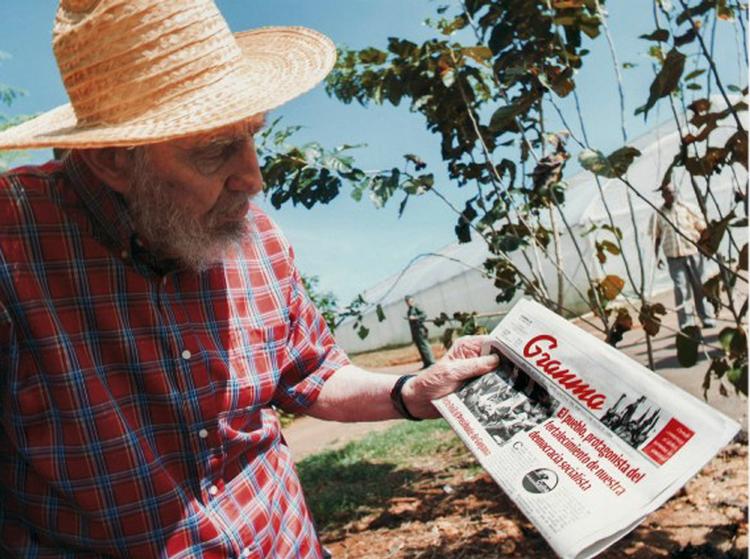 GRANDMA. Den kommunistiske avis 'Grandma', som Fidel Castro her står med, er fra fredag den 12. Oktober. 