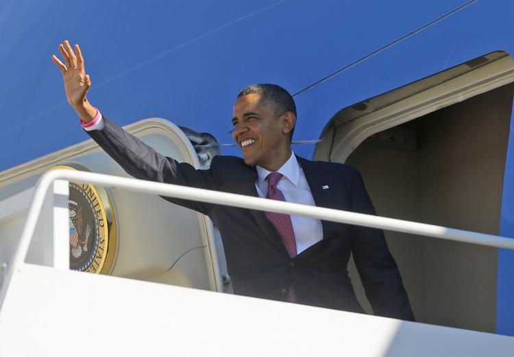 Krig. Præsident Barack Obama beskylder i en valgvideo Mitt Romney for at være krigsmager. Det sker timer inden nattens tv-debat. Her er præsidenten på vej om bord på Air Force One ved Andrews militærlufthavnen i Maryland for at sætte kurs mod Florida, hvor debatten finder sted. 