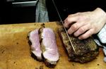 KØDFUSK. En oksefilet som denne er en eftertragtet spise. Det kan være forklaringen på, at svinekød fik et skud farvestof og blev solgt som oksekød i Sverige. 