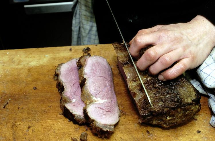 KØDFUSK. En oksefilet som denne er en eftertragtet spise. Det kan være forklaringen på, at svinekød fik et skud farvestof og blev solgt som oksekød i Sverige. 