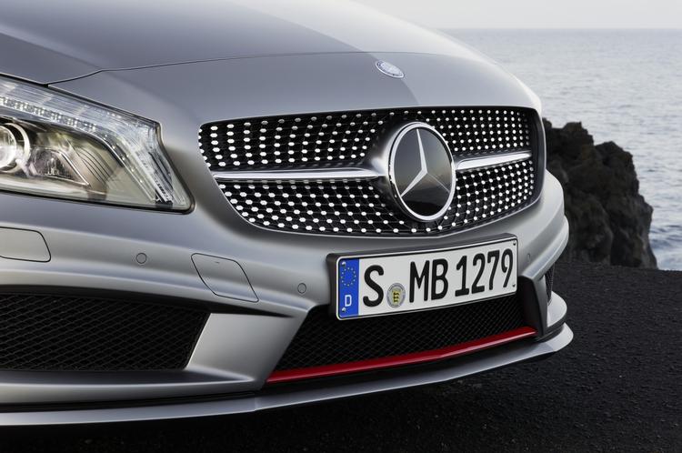 Outsider. Den nye Mercedes A-klasse koster mindst 330.000 kroner, men den må ses som et stærkt bud til Årets bil-titlen. 