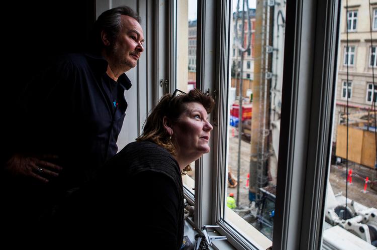 BELASTENDE. Mia Rosenkilde og Nils Engelbrecht har ikke fået megen hjælp fra Metroselskabet. Selv om boremaskinen står lige ved vinduet, har selskabet spurgt, om støjen kommer fra byggeriet. 