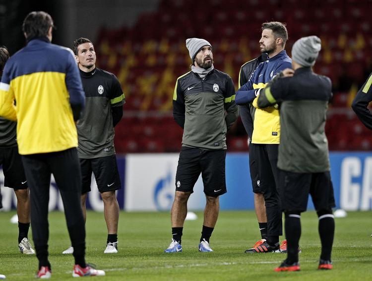 holdfølelse. Juventus med Andrea Pirlo i midten så på Parken i går under en omgang træning før kampen mod FC Nordsjælland. 