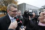 Afhøring. Troels Lund Poulsen ville ikke sige så meget, da pressen tog imod ham. 