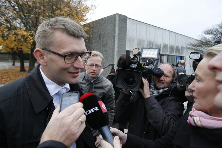 Afhøring. Troels Lund Poulsen ville ikke sige så meget, da pressen tog imod ham. 