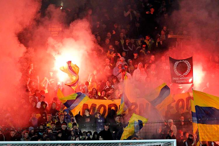 optøjer. Det startede med romerlys i Parken og udviklede sig efter kampen mellem FCK og Brøndby til slagsmål flere steder i København. 